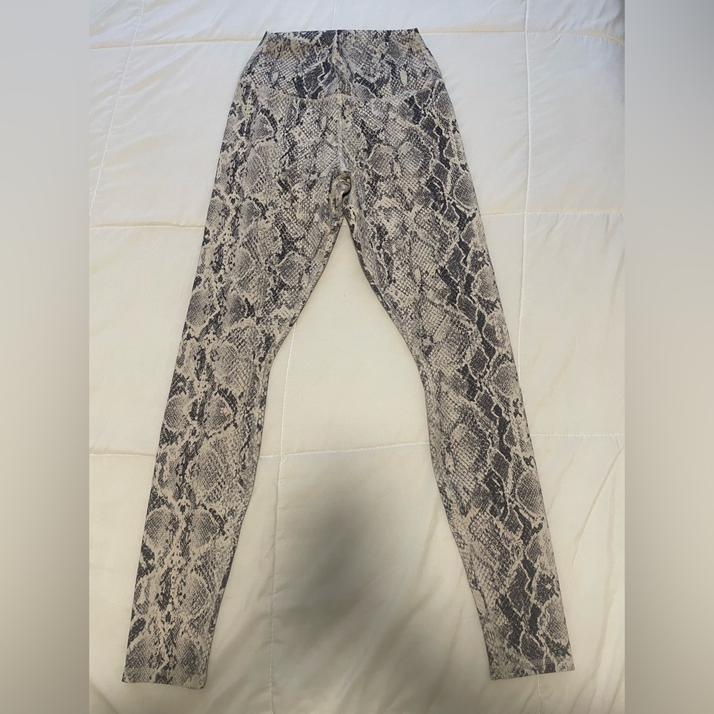 ALO Yoga Snake-Print Leggings in Beige and Black
